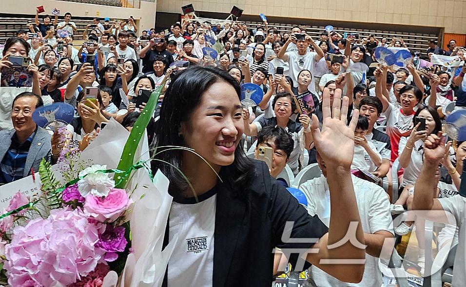 본문 이미지 - 2024파리올림픽 금메달리스트 배드민턴 안세영 선수가 31일 전남 나주시 나주종합스포츠파크에서 열린 고향 방문 환영행사에 참석해 시민들과 인사를 나누고 있다. 2024.8.31/뉴스1 ⓒ News1 최성국 기자