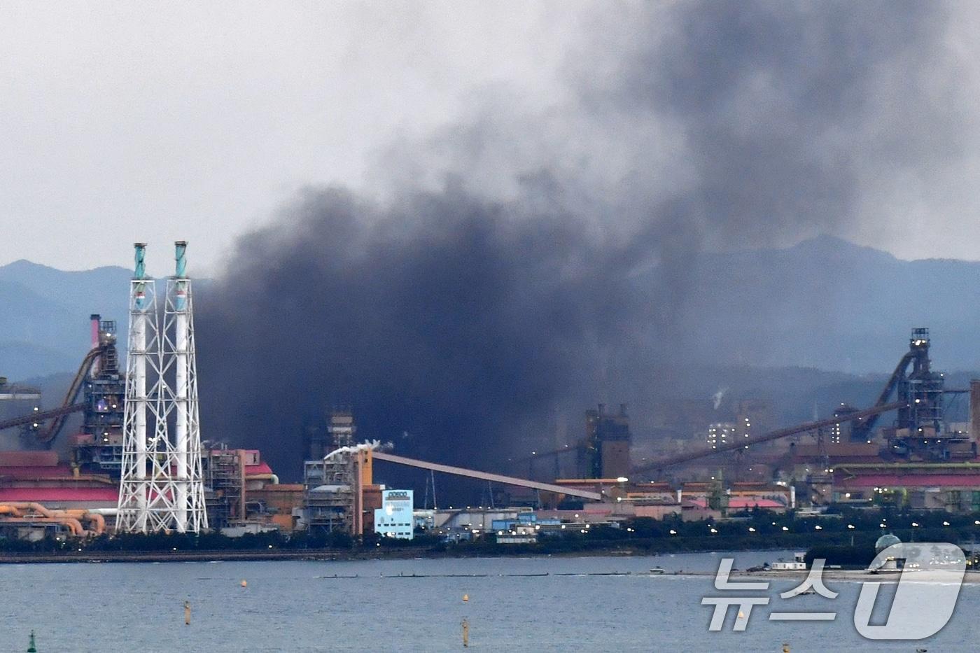 31일 오후 6시45분쯤 포스코 포항제철소에서 검은 연기가 피어오르고 있다. 포스코 관계자는 &#34;설비 이상으로 검은 연기가 발생하고 있으며 화재는 아니다＂라고 밝혔다. 2024.8.31/뉴스1 ⓒ News1 최창호 기자