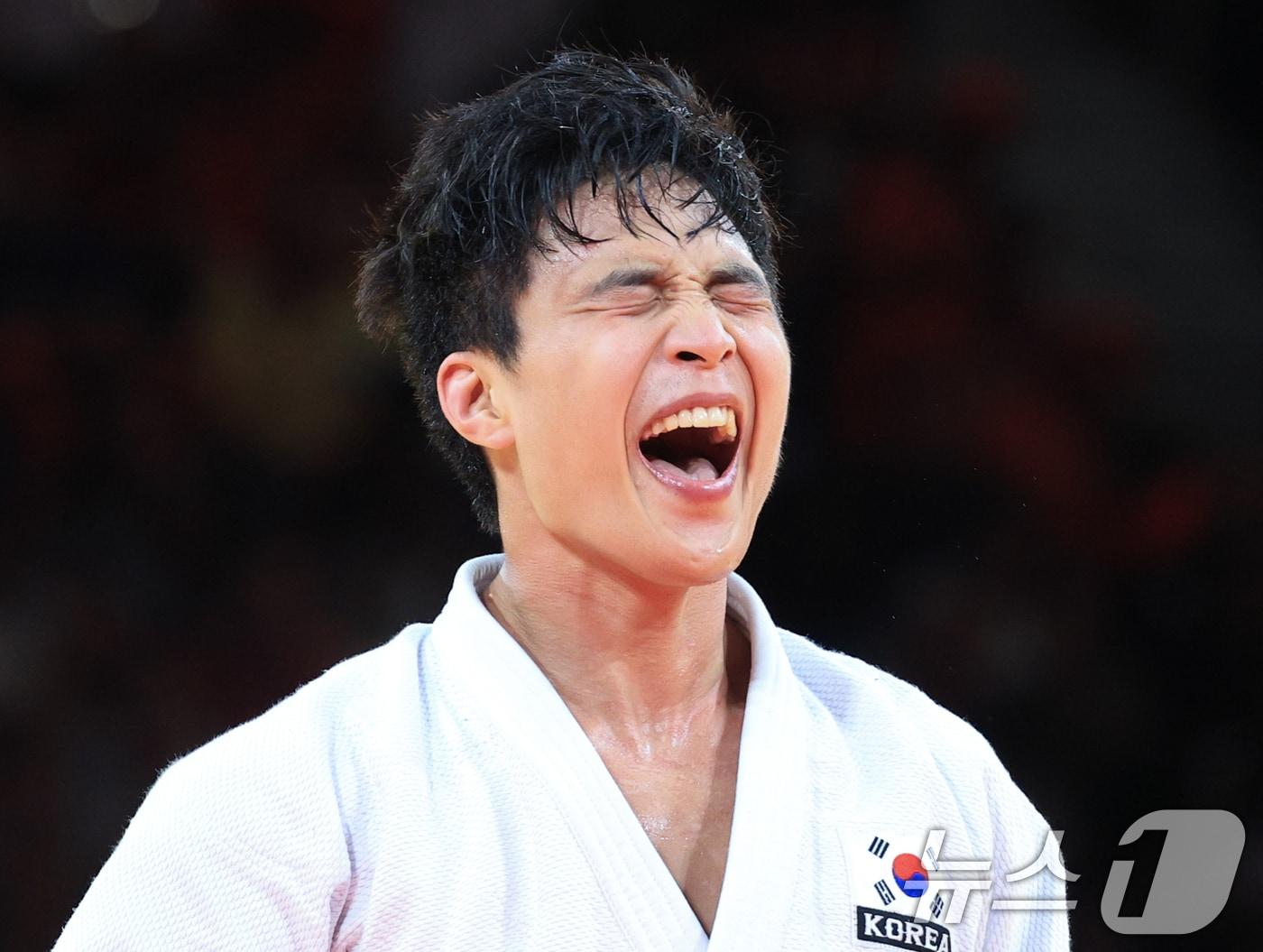 본문 이미지 - 대한민국 유도대표팀 안바울이 4일(한국시간) 프랑스 파리 샹 드 마르스 아레나에서 열린 2024 파리올림픽 유도 혼성 단체 동메달 결정전 독일 이고르 반트케와의 경기에서 승리한 후 기뻐하고 있다. 이 승리로 유도대표팀은 올림픽 최초 혼성 단체전 동메달을 획득했다. 2024.8.4/뉴스1 ⓒ News1 박정호 기자