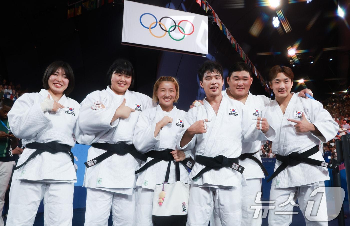 대한민국 유도대표팀 이준환, 김하윤, 김민종, 허미미, 안바울, 김지수 선수가 4일(한국시간) 프랑스 파리 샹 드 마르스 아레나에서 열린 2024 파리올림픽 유도 혼성 단체 동메달 결정전 독일과의 경기에서 동메달을 확정지은 후 기뻐하고 있다. 2024.8.4/뉴스1 ⓒ News1 박정호 기자