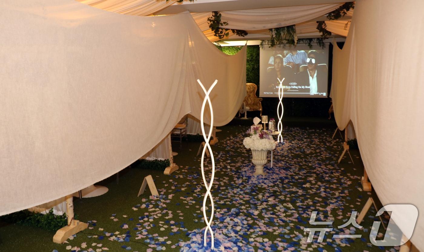 일반인판 '나는솔로'인 광주 커플 매칭 서비스 '이연시'의 스튜디오. 커튼 속 공간에서 남녀들이 1:1 대화를 15분간 나눈다.2024.8.4/뉴스1 ⓒ News1 이수민 기자