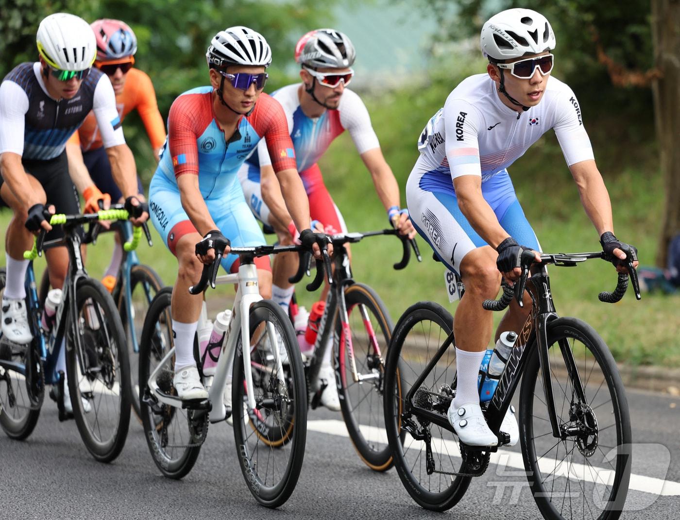 본문 이미지 - 남자 사이클 도로 개인전을 치르고 있는 김유로(오른쪽) ⓒ 로이터=뉴스1