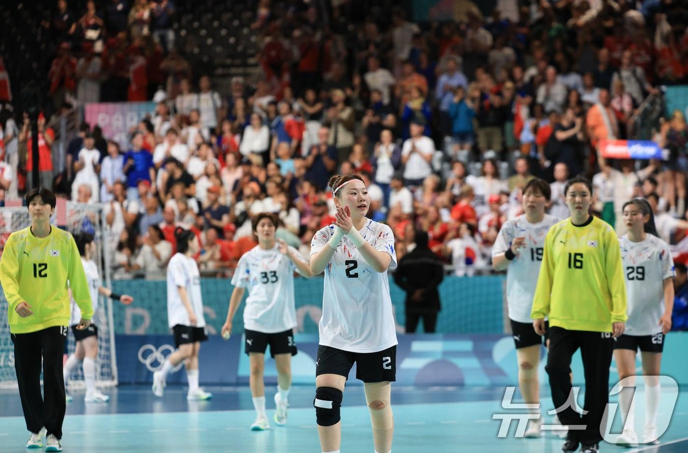 4일(한국시간) 프랑스 파리 사우스 파리 아레나6에서 열린 2024 파리올림픽 핸드볼 여자 예선 라운드 A조 대한민국과 덴마크의 경기를 패배한 대한민국 선수들이 경기장을 나서고 있다. 2024.8.4/뉴스1 ⓒ News1 박정호 기자