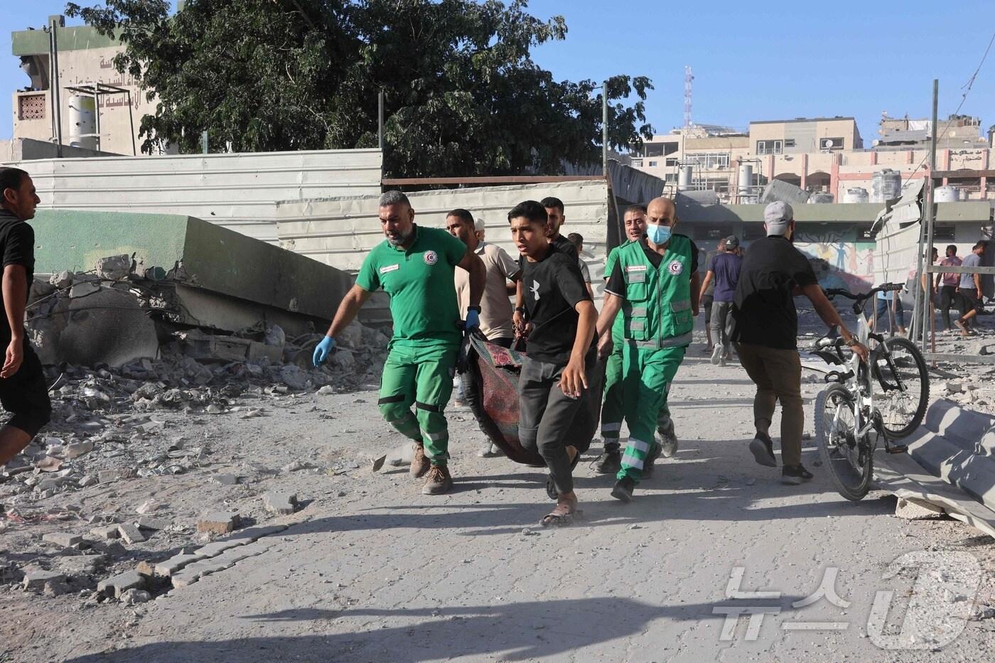 3일(현지시간) 가자지구 북부 셰이크 라드완 지역에서 구조대가 이스라엘의 학교 공습으로 숨진 희생자를 옮기고 있다. 2024.08.03/ ⓒ AFP=뉴스1 ⓒ News1 권진영 기자