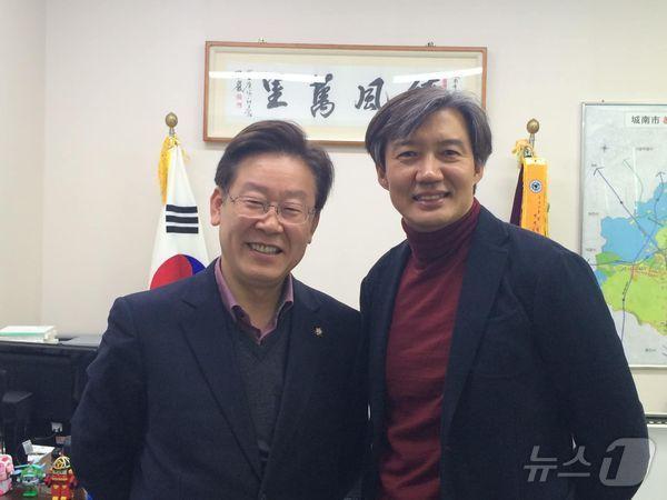 본문 이미지 - 2014년 12월 이재명 성남시장과 조국 서울대 교수가 성남시장실에서 만났다. (SNS 갈무리) ⓒ 뉴스1 