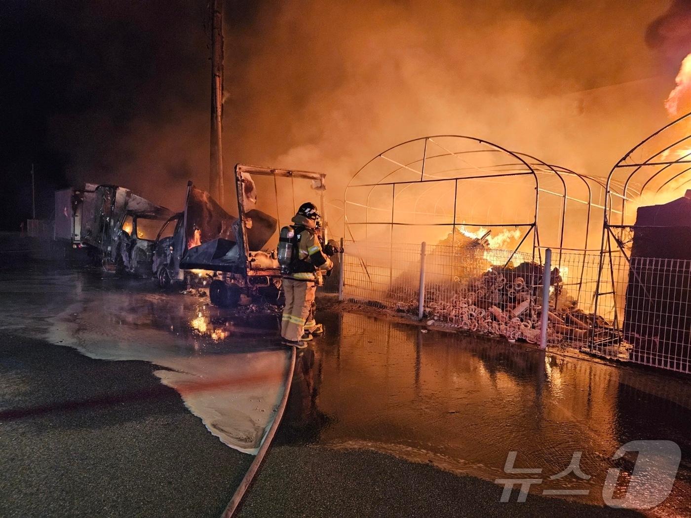 본문 이미지 - 3일 오후 11시52분쯤 충북 청주시 청원구의 한 플라스틱 제조 공장에서 방화로 추정되는 불이 나 30분 만에 진화됐다.(청주동부소방서 제공).2024.08.04./뉴스1