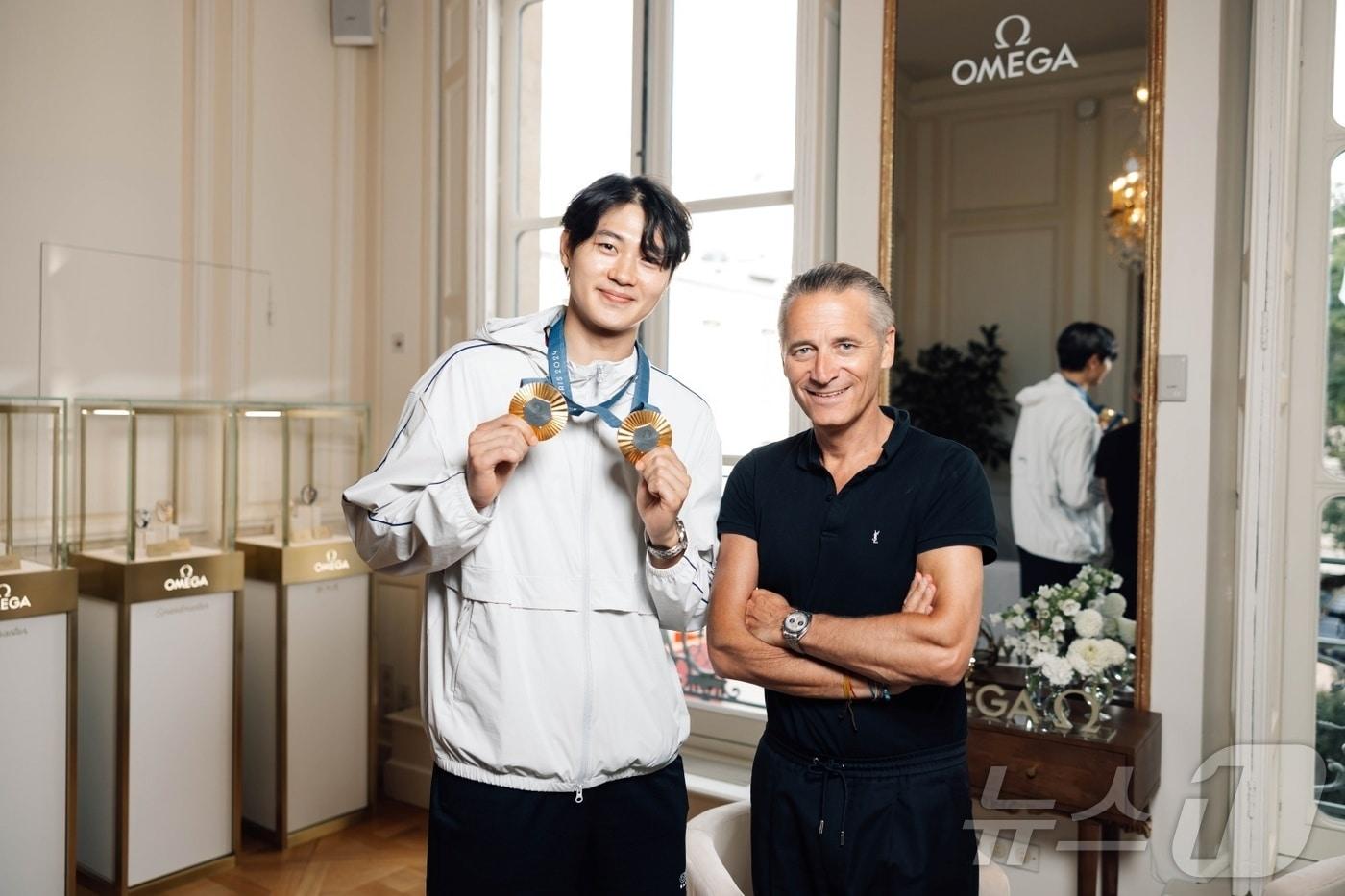 올림픽 공식 타임키퍼 오메가는 2024 파리 올림픽 대한민국 개인 첫 금메달리스트인 오상욱에게 ‘씨마스터 다이버 300M - 파리 2024 올림픽 기념 에디션’을 증정했다. 이번 행사는 파리 시내에 위치한 오메가 하우스에서 진행됐다. 사진 오른쪽은 레이날드 애슐리만 오메가 최고경영자(CEO). (오메가 제공) 2024.8.4/뉴스1 ⓒ News1 박지혜 기자