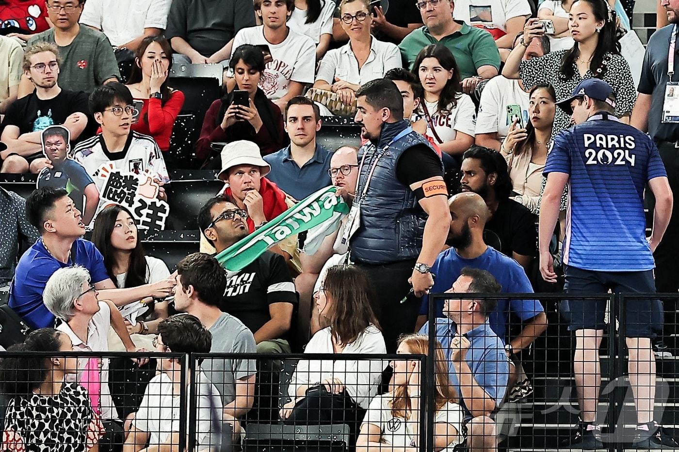 대만 팬이 2024년 8월 3일 프랑스 파리 포르트 드 라 샤펠 아레나에서 열린 배드민턴 남자 복식 준결승전에서 현장 보안 요원에 의해 제지를 당하고 있다. ⓒ 로이터=뉴스1 ⓒ News1 김지현 기자