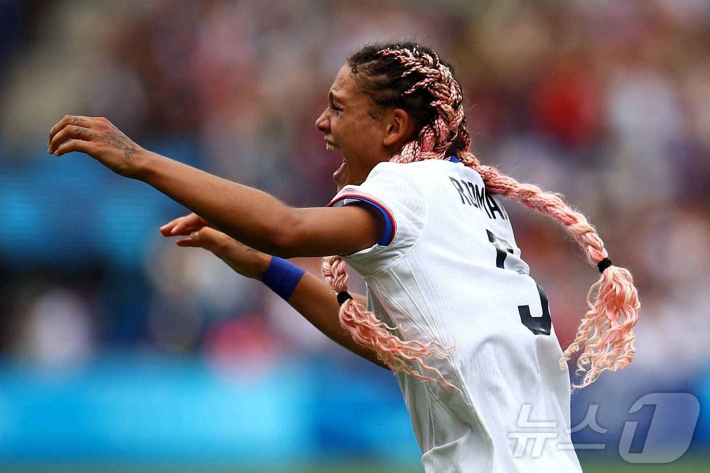 NBA 데니스 로드맨의 딸 트리니티 로드맨이 3일 일본과의 파리 올림픽 여자 축구 8강전에서 결승골을 넣고 기뻐하고 있다.ⓒ 로이터=뉴스1