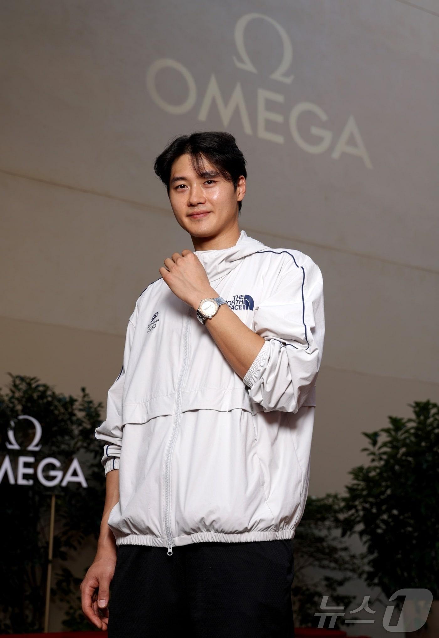 본문 이미지 - 오메가 파리 올림픽 기념 에디션 시계를 선물 받은 오상욱. (오메가 자료 제공)