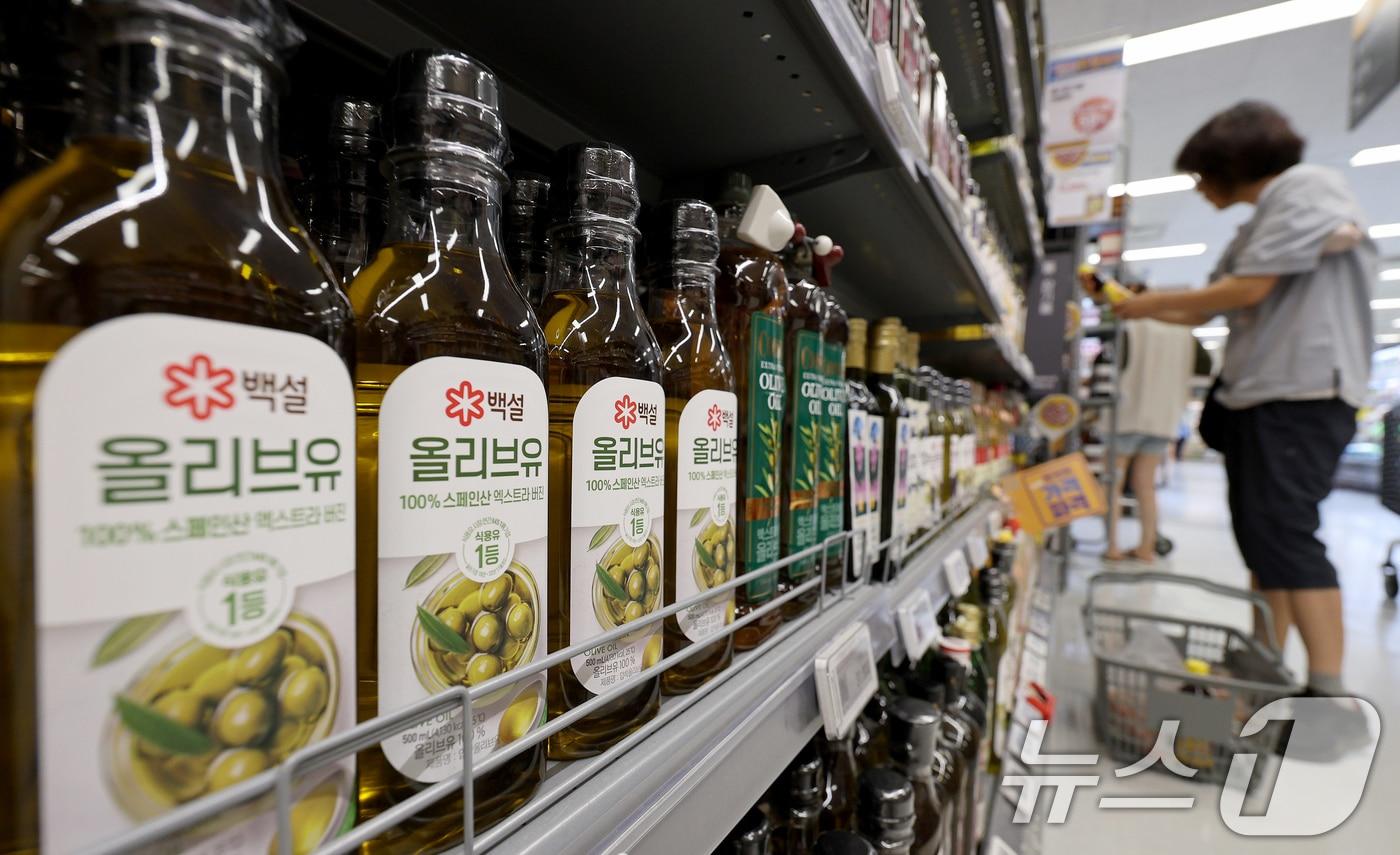 서울시내 한 마트를 찾은 시민이 유지류 제품을 구매하고 있다. 2024.8.4/뉴스1 ⓒ News1 장수영 기자