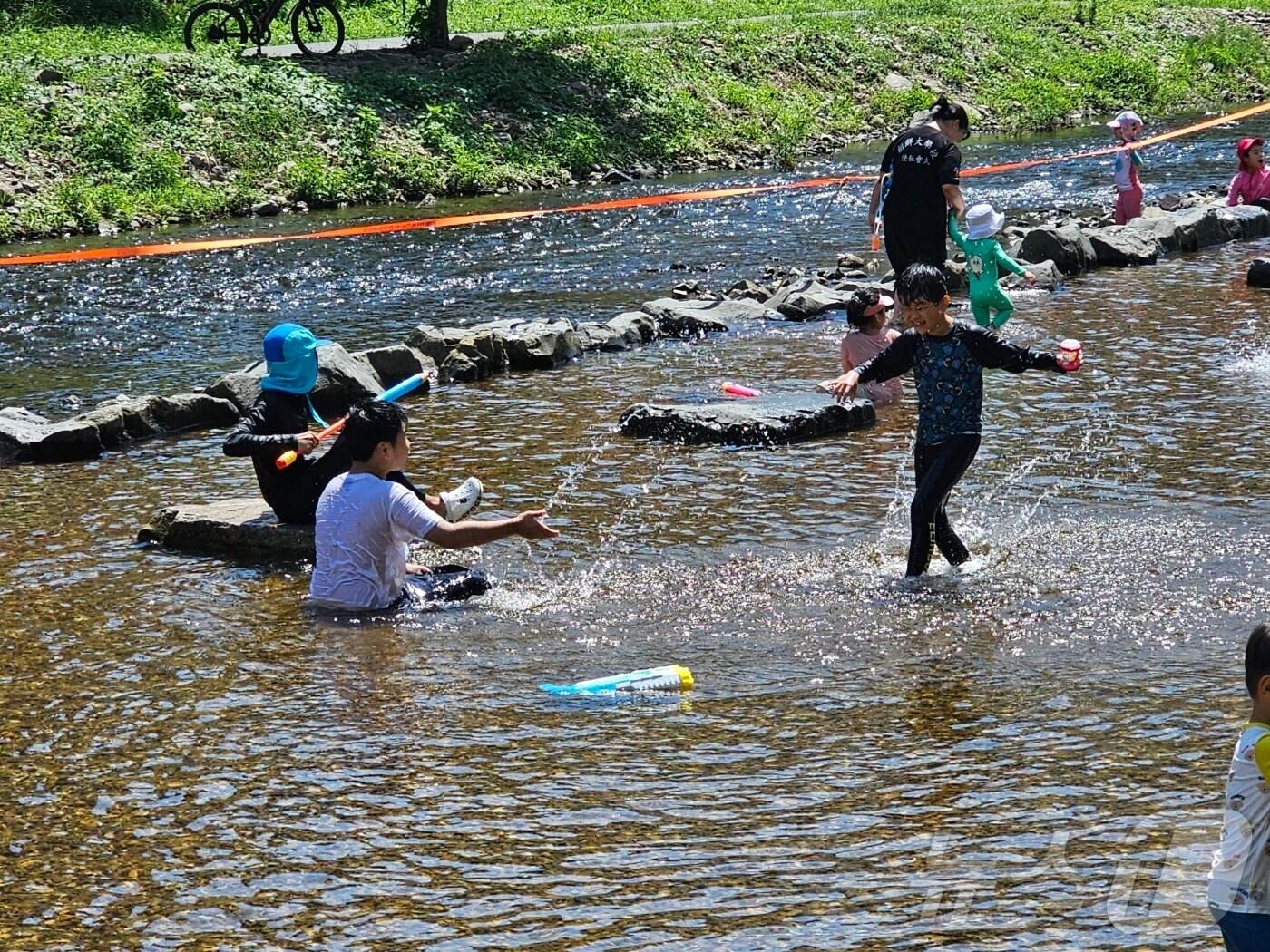 본문 이미지 - 4일 광주천 자연친화형 물놀이장에서 아이들이 물총놀이를 즐기고 있다. 2024.8.4/뉴스1 ⓒ News1 최성국 기자