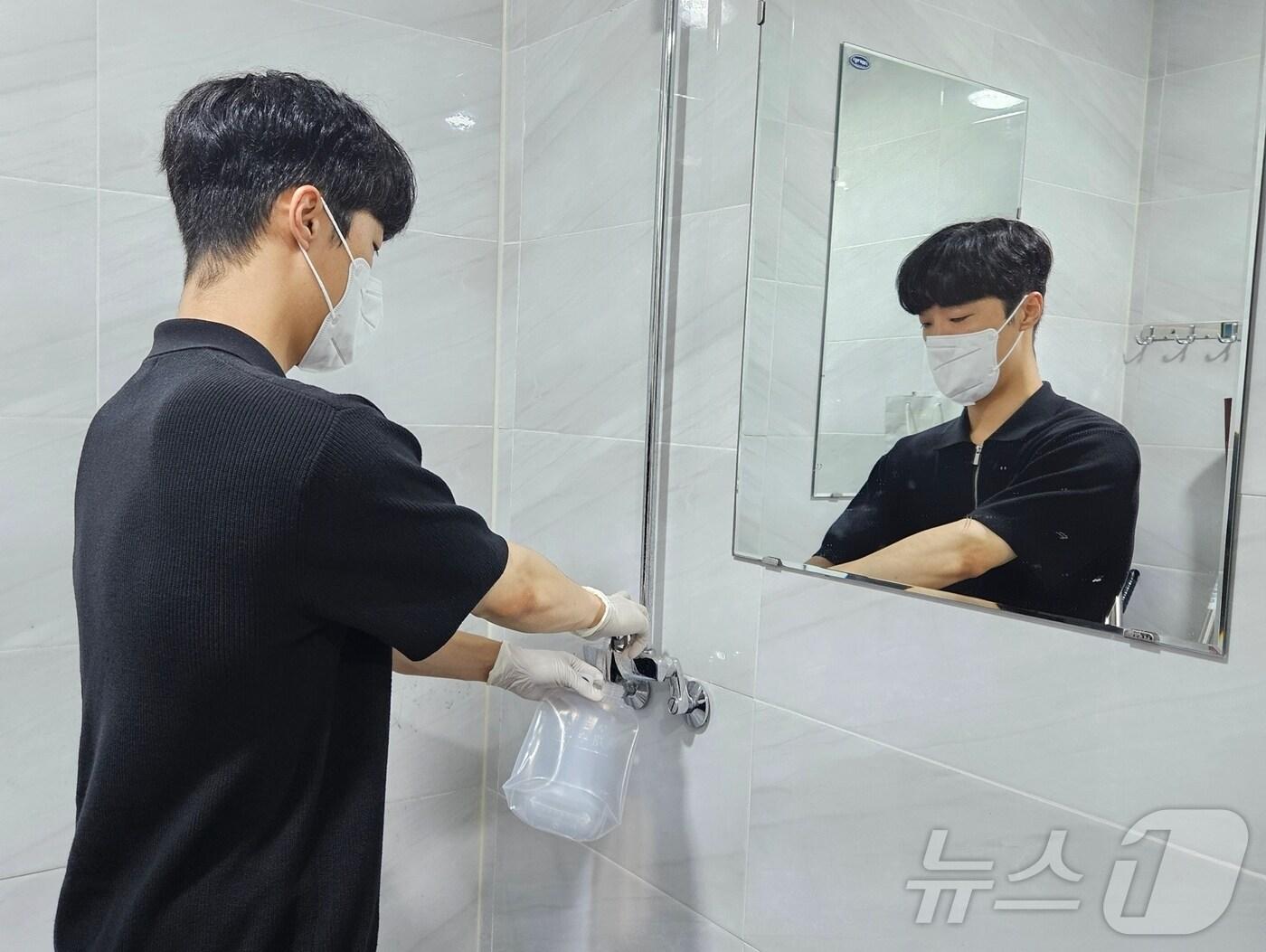 본문 이미지 -  정읍시가 제3급 법정감염병인 레지오넬라증 예방을 위해 이달 5일부터 다중 이용시설 17개소를 대상으로 레지오넬라균 검사를 실시한다. 정읍시 보건기관 담당자가 시료를 채취하고 있다.(정읍시 제공)2024.8.4/뉴스1