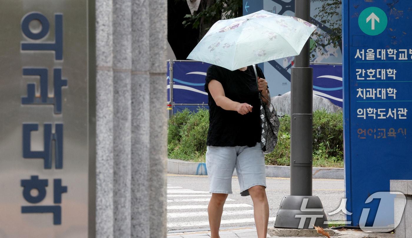 서울 종로구 서울대 의과대학 앞으로 시민이 지나가고 있다. 2024.8.4/뉴스1 ⓒ News1 장수영 기자