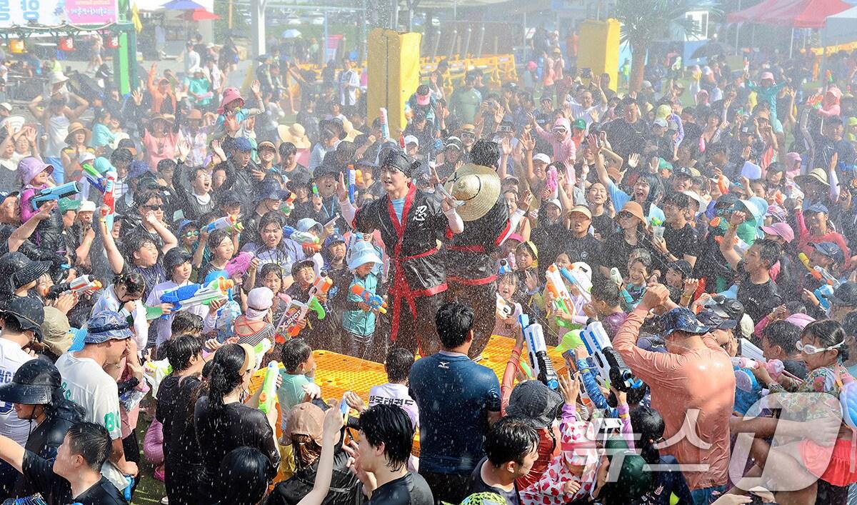 본문 이미지 - 4일 오후 강원도 평창군 대화면 땀띠공원 일원에서 열린 '2024 평창더위사냥축제'에서 참가자들이 즐거운 시간을 보내고 있다. (평창군 제공) 2024.8.4/뉴스1 ⓒ News1 박지혜 기자
