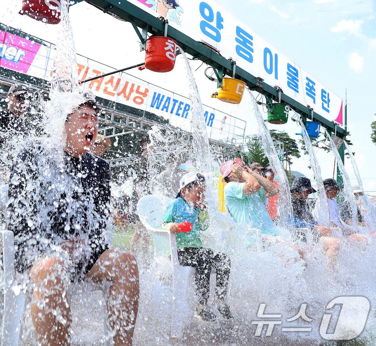 본문 이미지 - 연일 폭염이 이어지고 있는 가운데 4일 오후 강원도 평창군 대화면 땀띠공원 일원에서 열린 ‘2024 평창더위사냥축제’를 찾은 피서객들이 냉천수 물양동이 폭포를 즐기며 더위를 식히고 있다. (평창군 제공) 2024.8.4/뉴스1 ⓒ News1 박지혜 기자