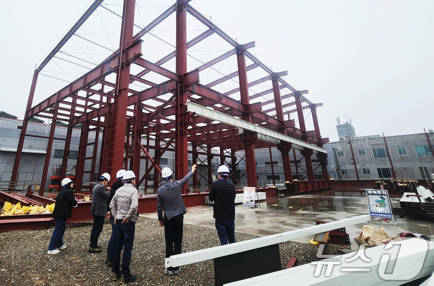 광주시는 건축물 안전관리 업무의 전문성 확보를 위해 16일까지 건축안전자문단 100명을 모집한다. 건축안전자문단 활동 모습.(광주시 제공)/뉴스1 