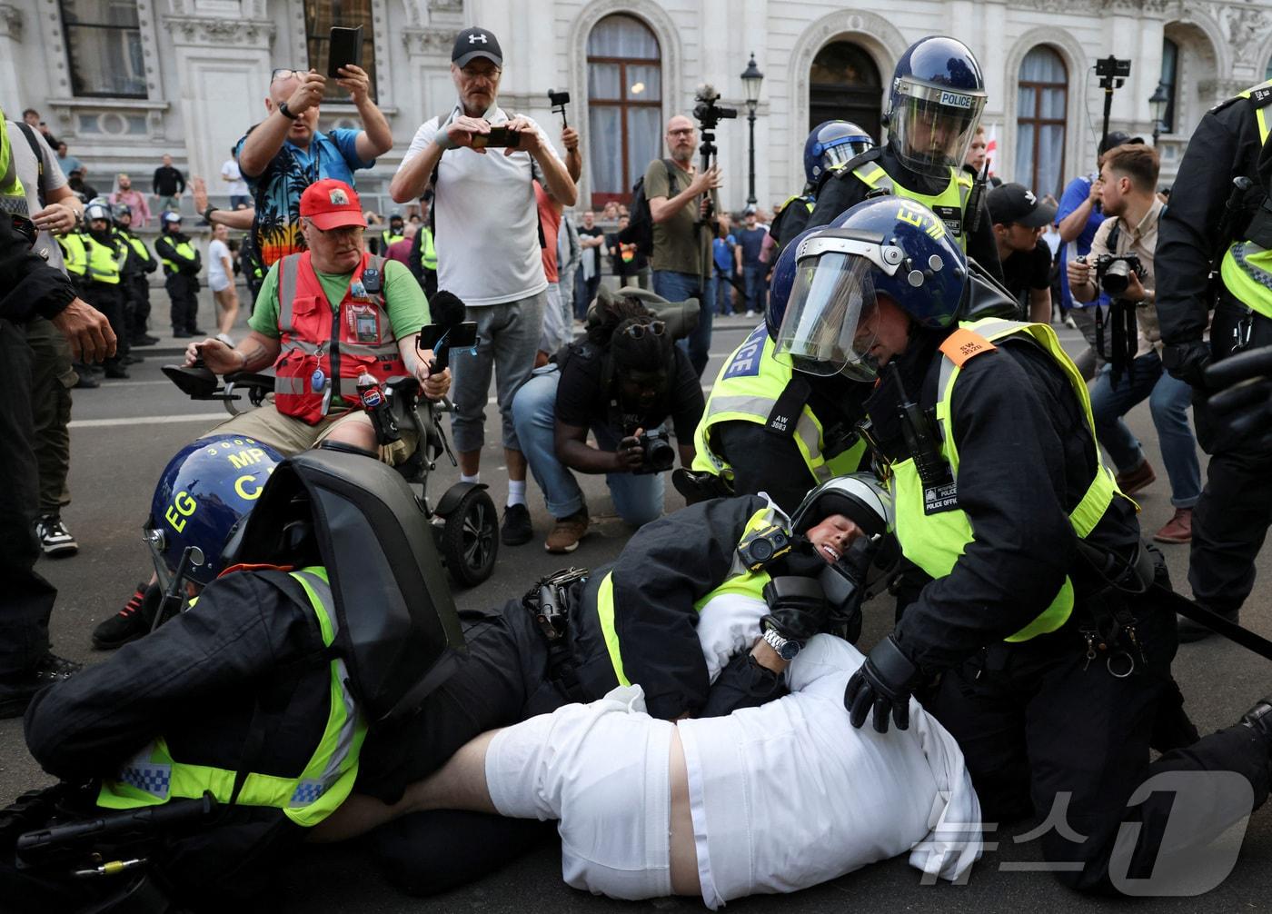 본문 이미지 - 지난달 8월 영국 런던에서 불법 이민에 반대하는 극우 시위가 벌어져 경찰이 시위대를 체포하고 있는 모습. ⓒ 로이터=뉴스1 ⓒ News1 김예슬 기자