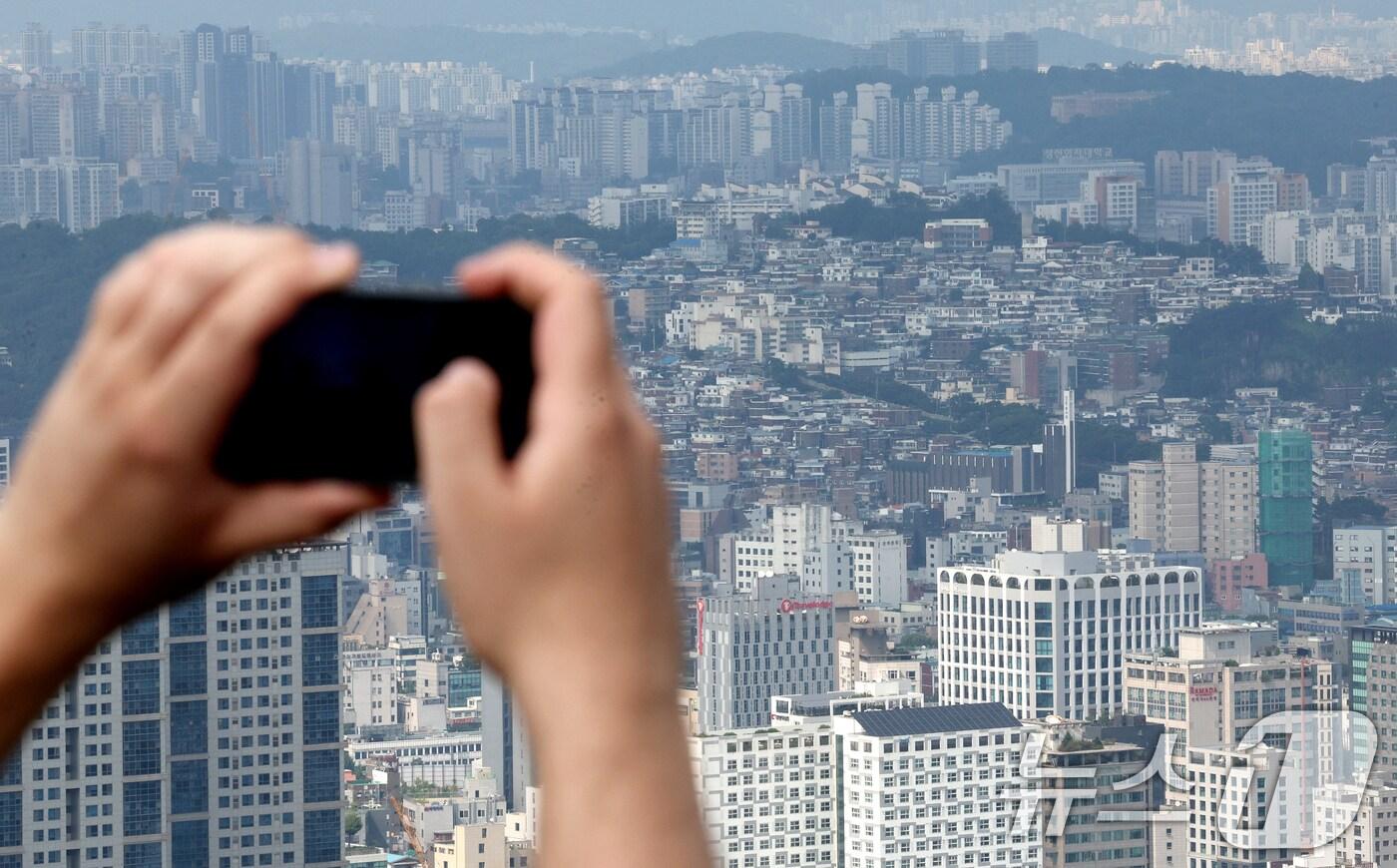 19일 금융권 따르면 금감원은 부실 PF사업장 처리 계획을 미흡하게 제출한 금융사를 대상으로 현장검사를 실시한다. 서울 중구 남산에서 바라본 도심에 아파트와 빌라촌이 보이고 있다. 2024.8.4/뉴스1 ⓒ News1 장수영 기자