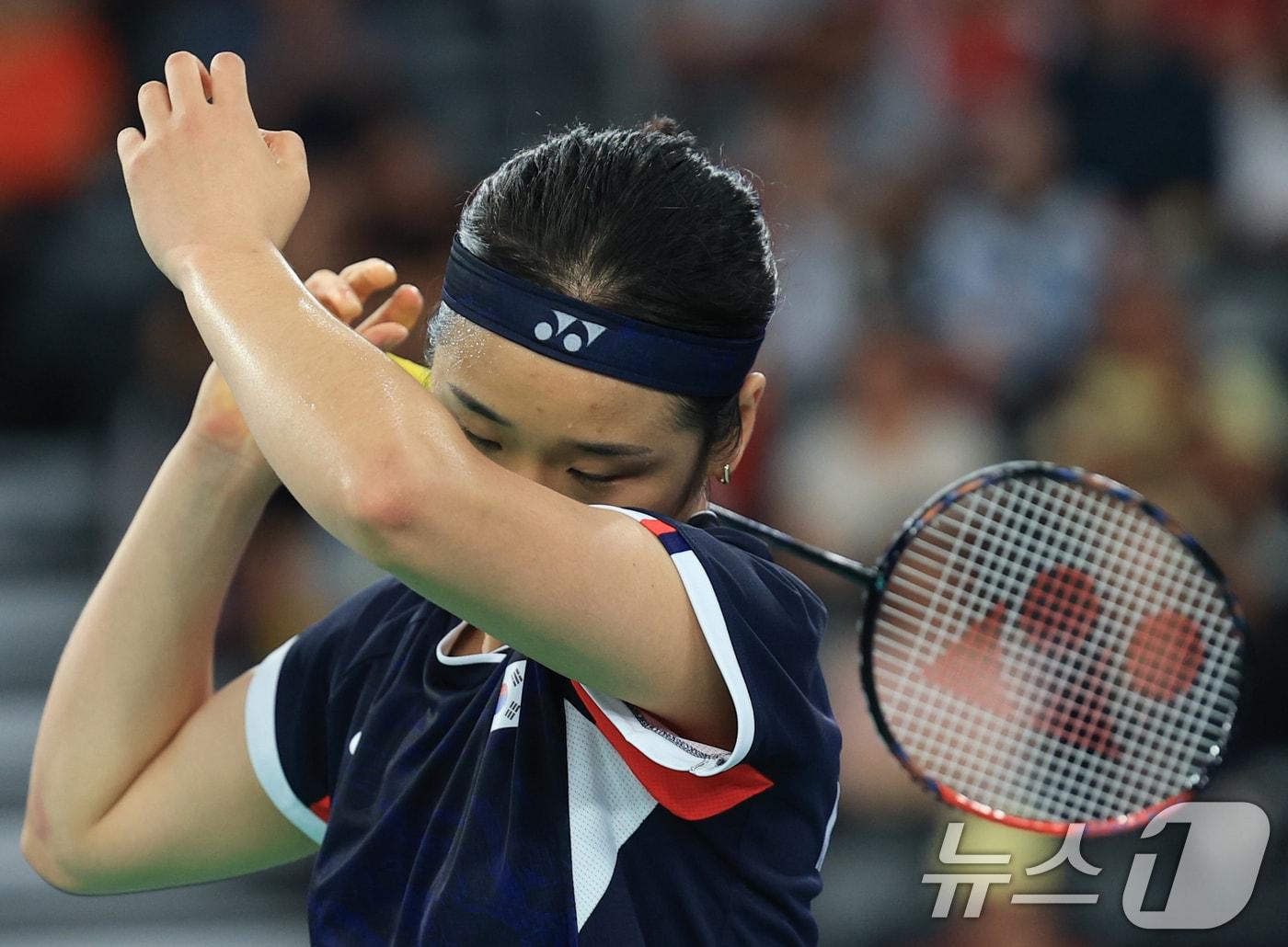 본문 이미지 - 대한민국 배드민턴 대표팀 안세영이 4일 오후(한국시간) 프랑스 파리 라 샤펠 아레나에서 열린 2024 파리올림픽 배드민턴 여자 단식 준결승 인도네시아의 그레고리아 마리스카 툰중 선수와의 경기에서 실점한 후 아쉬워 하고 있다. 2024.8.4/뉴스1 ⓒ News1 박정호 기자