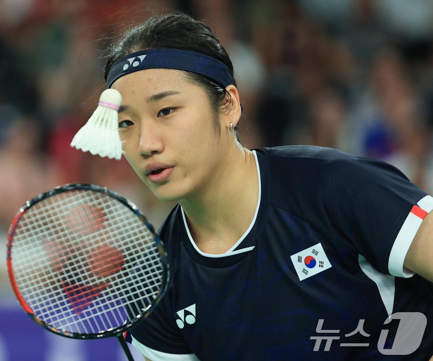 본문 이미지 - 대한민국 배드민턴 대표팀 안세영이 4일 오후(한국시간) 프랑스 파리 라 샤펠 아레나에서 열린 2024 파리올림픽 배드민턴 여자 단식 준결승 인도네시아의 그레고리아 마리스카 툰중 선수와의 경기에서 셔틀콕을 줍고 있다. 2024.8.4/뉴스1 ⓒ News1 박정호 기자