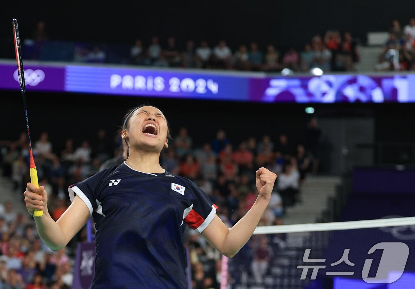 대한민국 배드민턴 대표팀 안세영이 4일 오후(한국시간) 프랑스 파리 라 샤펠 아레나에서 열린 2024 파리올림픽 배드민턴 여자 단식 준결승 인도네시아의 그레고리아 마리스카 툰중 선수와의 경기를 승리한 후 기뻐하고 있다. 이날 승리로 안세영은 28년 만에 여자 단식 결승에 진출한다. 2024.8.4/뉴스1 ⓒ News1 박정호 기자