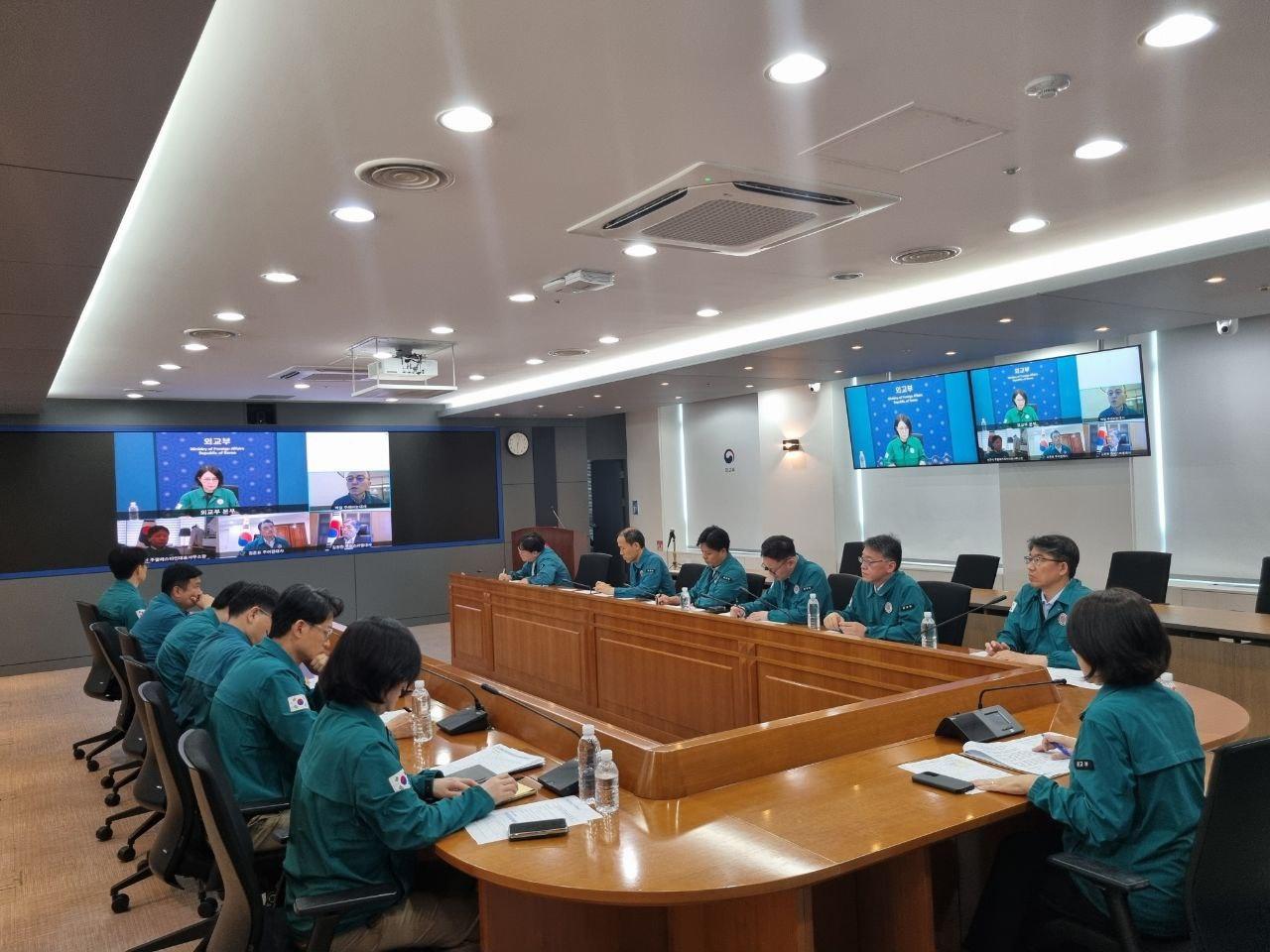 본문 이미지 - 강인선 외교부 2차관이 4일 오후 재외국민 안전 보호대책 점검을 위한 본부·공관 합동 상황점검회의를 주재하고 있다.(외교부 제공)