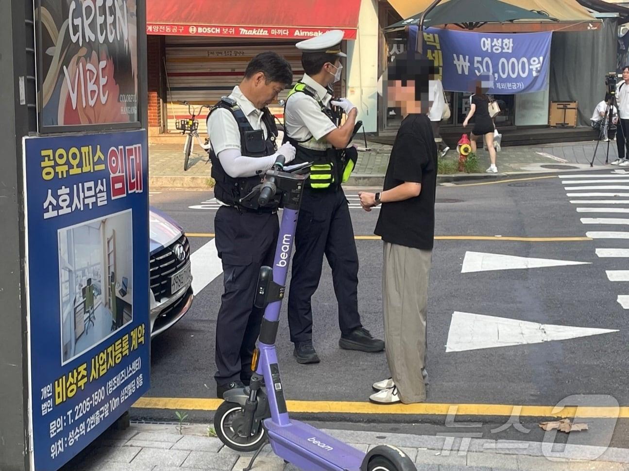 본문 이미지 - 4일 오후 서울 성동구 성수역 일대에서 경찰이  ‘따릉이 폭주 연맹(따폭연)’ 집결을 대비한 단속을 이어가고 있다. 2024.08.04  ⓒ 뉴스1 임여익 수습기자