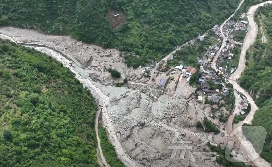 본문 이미지 - 중국 남서부 쓰촨성에서 집중호우로 인한 산사태로 최소 4명이 숨지고 23명이 실종됐다.(CGTN 갈무리).