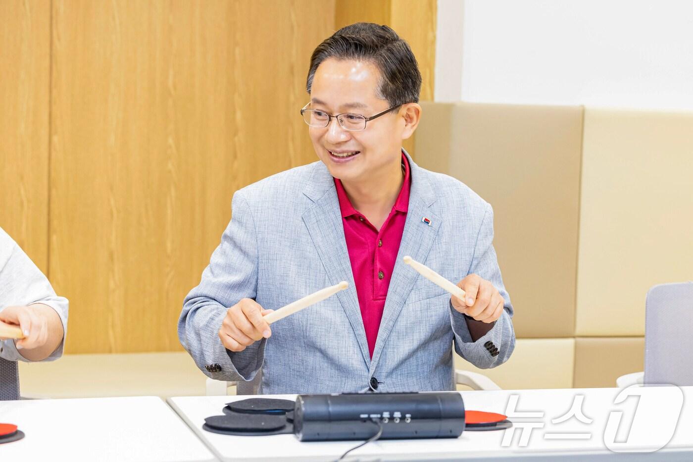 본문 이미지 - 최호권 영등포구청장이 지난달 23일 영등포구 발달장애인 평생교육센터에서 전자 드럼 체험을 하고 있다. (영등포구 제공)ⓒ 뉴스1