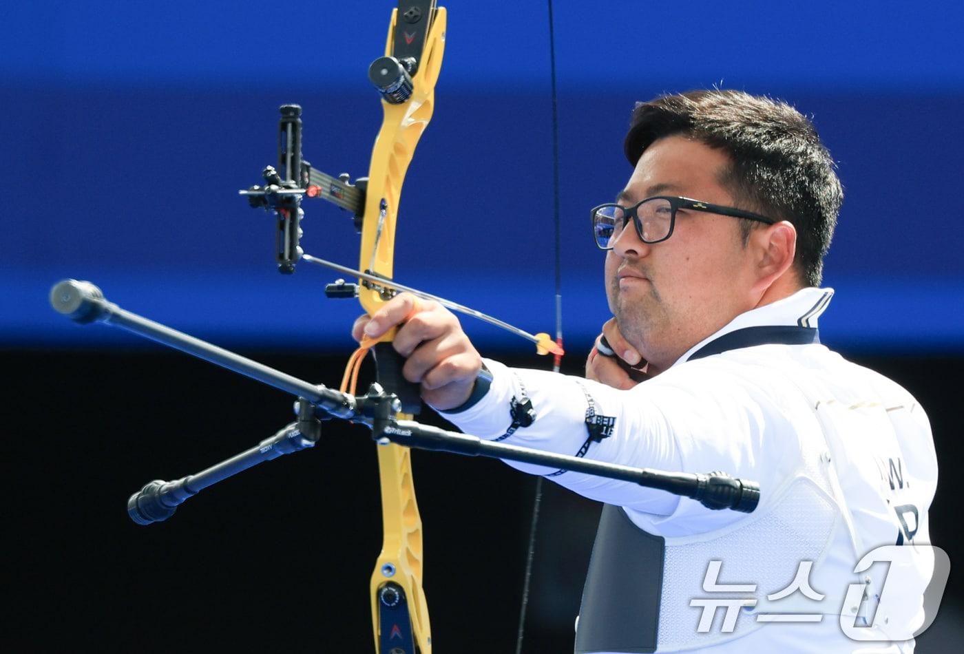 본문 이미지 - 대한민국 남자 양궁 대표팀 김우진 선수가 4일 오후(한국시간) 프랑스 파리 앵발리드에서 2024 파리올림픽 남자 양궁 개인전 금메달 결정전 미국의 브래디 엘리슨 선수와의 경기에서 활시위를 당기고 있다. 2024.8.4/뉴스1 ⓒ News1 박정호 기자