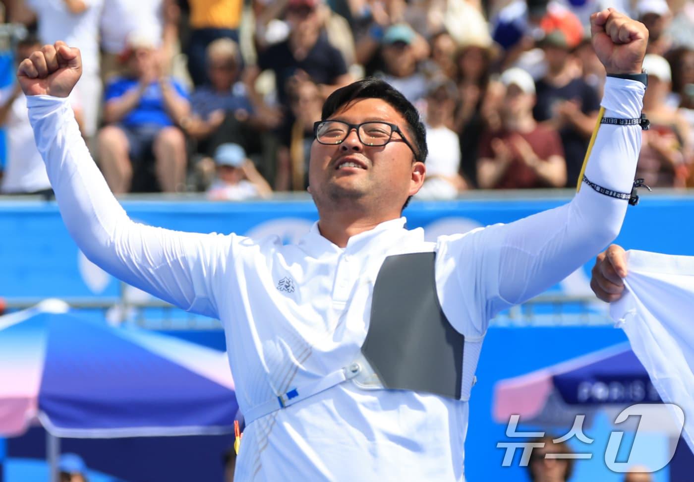 본문 이미지 - 대한민국 남자 양궁 대표팀 김우진 선수가 4일 오후(한국시간) 프랑스 파리 앵발리드에서 2024 파리올림픽 남자 양궁 개인전 금메달 결정전 미국의 브래디 엘리슨 선수와의 경기에서 슛오프 접전 끝에 금메달을 획득한 후 기뻐하고 있다. 2024.8.4/뉴스1 ⓒ News1 박정호 기자