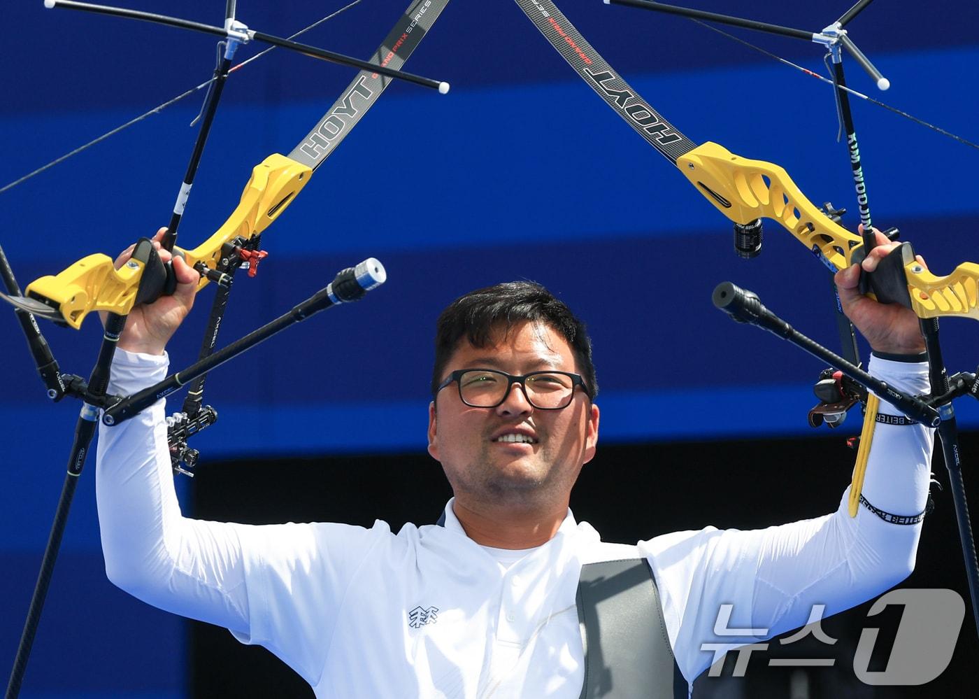 본문 이미지 - 대한민국 남자 양궁 대표팀 김우진 선수가 4일 오후(한국시간) 프랑스 파리 앵발리드에서 2024 파리올림픽 남자 양궁 개인전 금메달 결정전 미국의 브래디 엘리슨 선수와의 경기에서 슛오프 접전 끝에 금메달을 획득한 후 기뻐하고 있다. 2024.8.4/뉴스1 ⓒ News1 박정호 기자