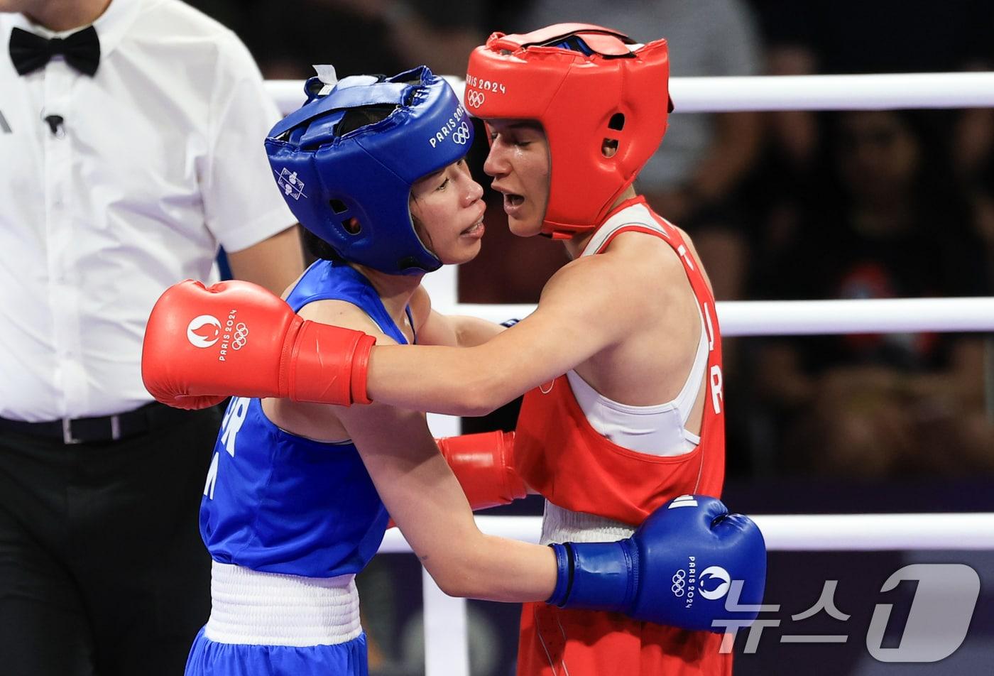 대한민국 복싱 대표팀 임애지 선수가 4일 오후(한국시간) 프랑스 파리 노스 파리 아레나에서 진행된 복싱 여자 54kg급 준결승 튀르키예의 해티스 아크바스 선수와의 경기를 마친 후 서로 격려하고 있다. 2024.8.4/뉴스1 ⓒ News1 박정호 기자