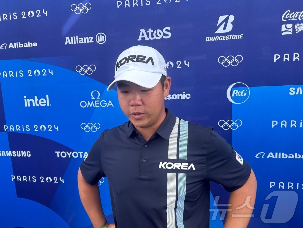 본문 이미지 -  대한민국 골프대표팀 김주형이 5일(한국시간) 프랑스 파리 기앙쿠르에 위치한 르 골프 내셔널에서 열린 2024 파리올림픽 남자 골프 최종 라운드를 마친 후 취재진과 인터뷰를 하고 있다. 2024.8.5/뉴스1 ⓒ News1 문대현 기자