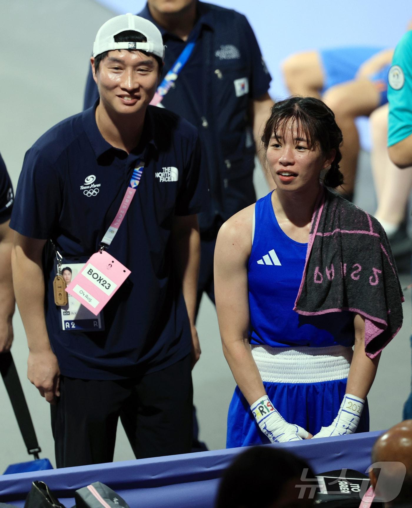본문 이미지 - 대한민국 복싱 대표팀 임애지 선수가 4일 오후(한국시간) 프랑스 파리 노스 파리 아레나에서 진행된 복싱 여자 54kg급 준결승 튀르키예의 해티스 아크바스 선수와의 경기에서 동메달을 확정지은 후 한순철 코치(왼쪽)와 함께 경기장을 나서고 있다. 2024.8.5/뉴스1 ⓒ News1 박정호 기자