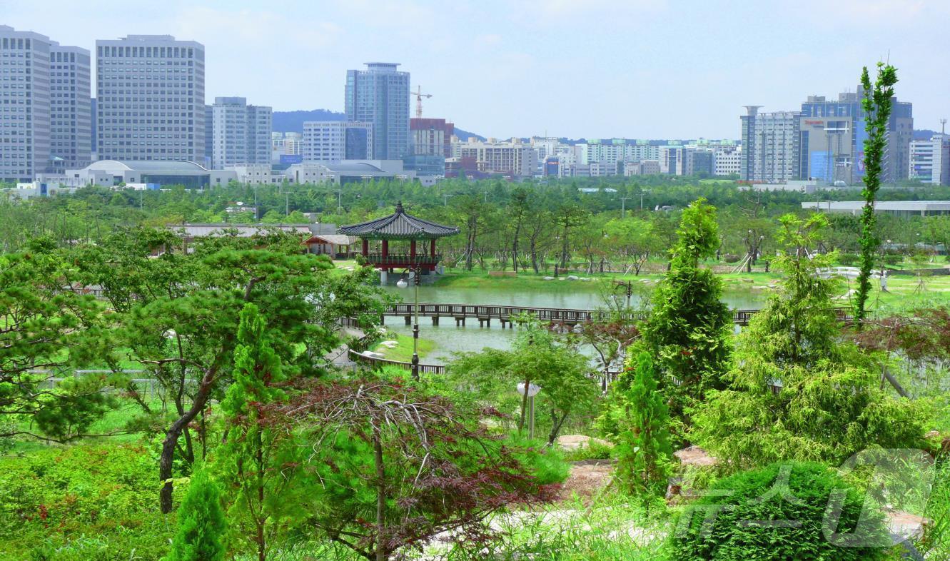 본문 이미지 -  26일 대전·충남은 내륙을 중심으로 낮 기온이 25도까지 올라 더울 것으로 예보됐다. 한밭수목원 모습./  뉴스1 ⓒ News1 김경훈 기자