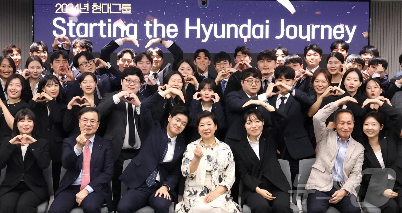 본문 이미지 - 현정은 현대그룹 회장이 지난달 31일 서울 종로구 연지동 본사에서 2024년도 신입사원 교육 수료식을 찾아 신입사원들과 기념 촬영을 하고 있다.(현대그룹 제공)