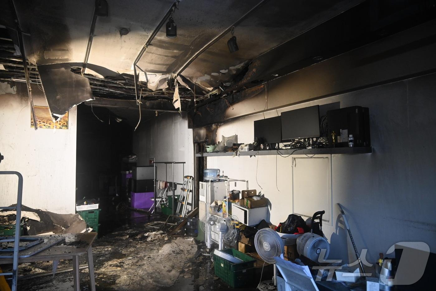 본문 이미지 - 5일 오전 3시38분쯤 대구 동구 검사동에 있는 한 사우나에서 불이 나 소방당국이 1시간 20여분 만에 진화했다.사진은 사우나 내부 모습.(대구소방안전본부 제공)