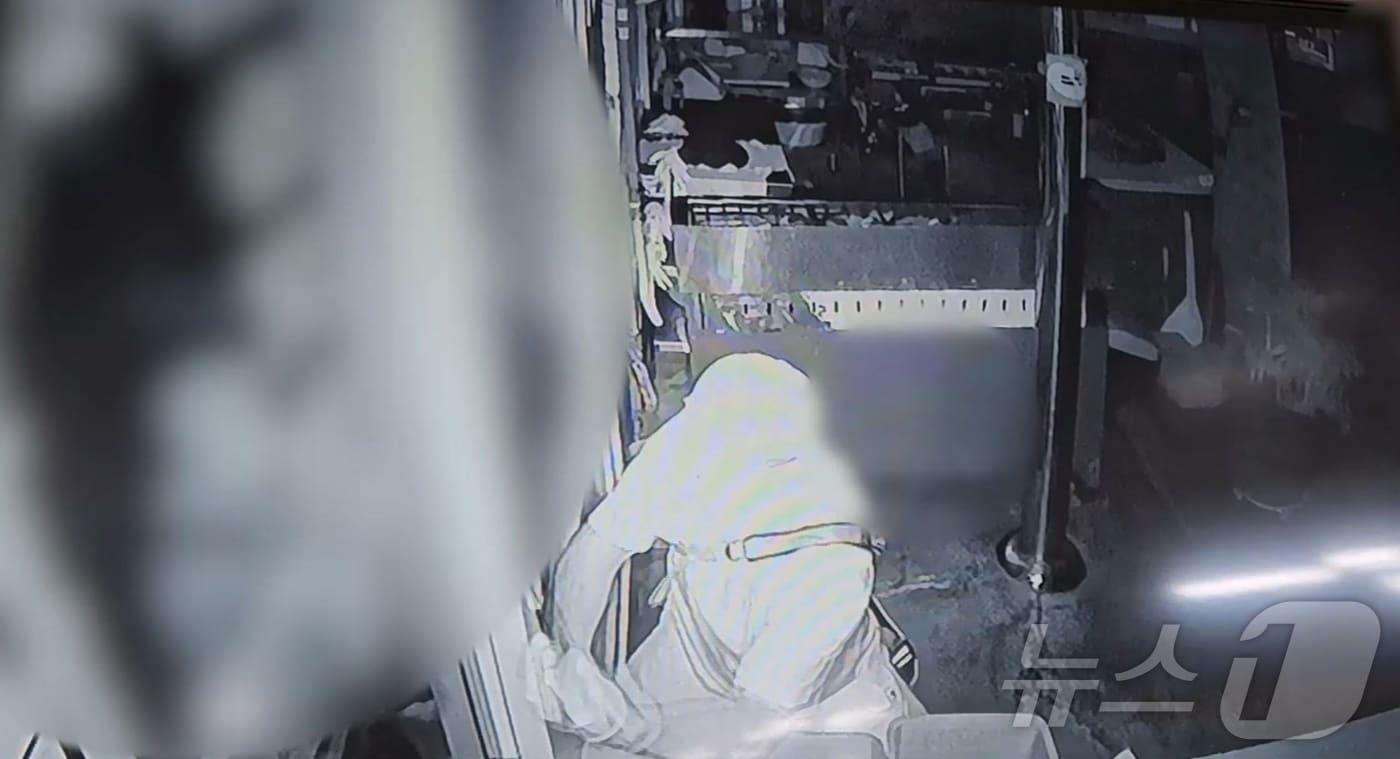 본문 이미지 - 경남 창원시 일대에서 빈 점포를 골라 절도 행각을 벌인 40대 남성 A씨가 경찰에 붙잡혔다. 사진은 A씨의 범행 모습.(창원중부경찰서 제공)