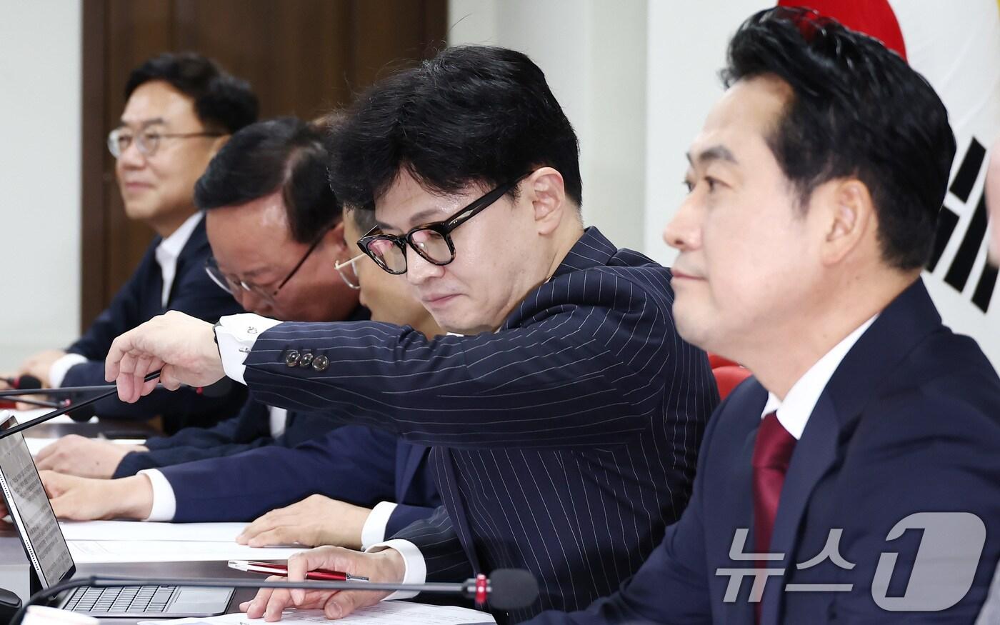 본문 이미지 - 한동훈 국민의힘 대표가 5일 오전 서울 여의도 국민의힘 당사에서 열린 최고위원회의에서 모두 발언에 앞서 시계를 보고 있다. 오른쪽은 장동혁 최고위원. 2024.8.5/뉴스1 ⓒ News1 김민지 기자