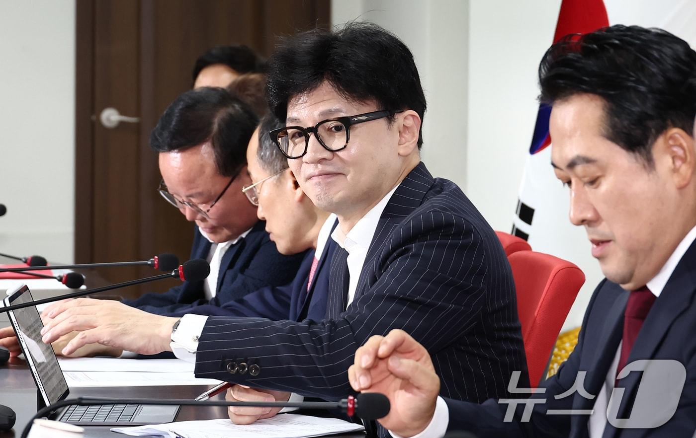 본문 이미지 - 한동훈 국민의힘 대표가 5일 오전 서울 여의도 국민의힘 당사에서 열린 최고위원회의에서 참석해 자리하고 있다. 2024.8.5/뉴스1 ⓒ News1 김민지 기자