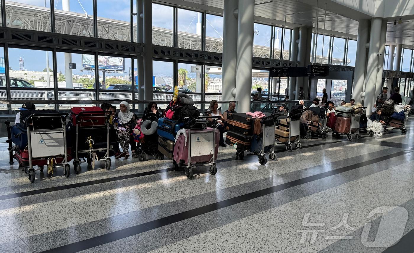 본문 이미지 - 4일(현지시간) 레바논 베이루트 국제공항 대합실에서 여행객들이 쪽잠을 자는 모습. 최근 요동치는 중동 정세로 각국은 자국민들에게 레바논 탈출을 권고했다. 2024.08.04. ⓒ 로이터=뉴스1 ⓒ News1 김성식 기자