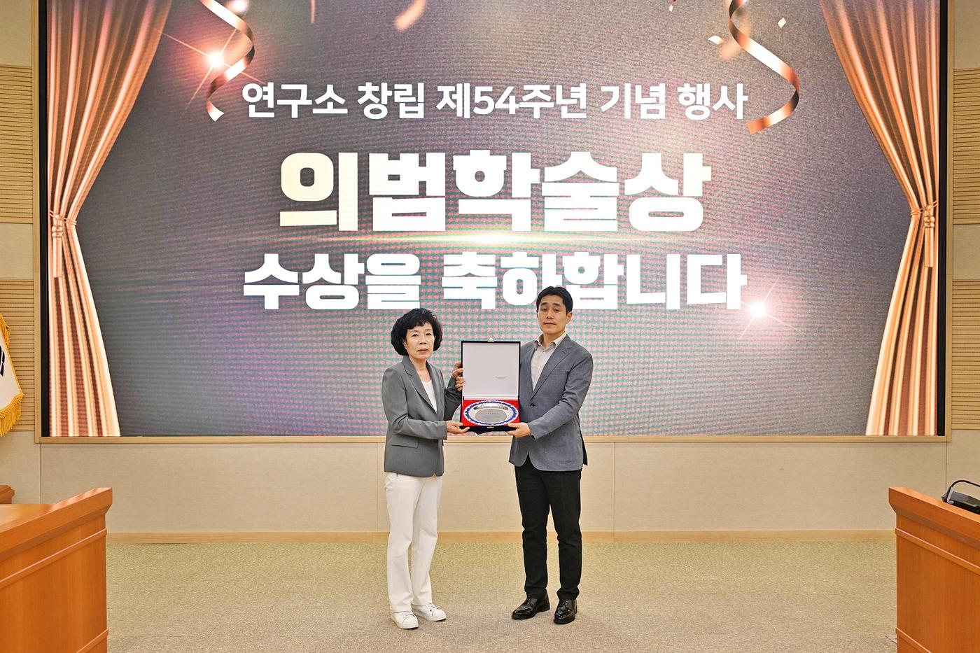 본문 이미지 - 2일 국방과학연구소(ADD) 창립 54주년 기념식에서 이수용 선임연구원과 고(故) 김용철 옹의 장녀 김설매 여사가 기념사진을 촬영하고 있다.(국방과학연구소 제공)