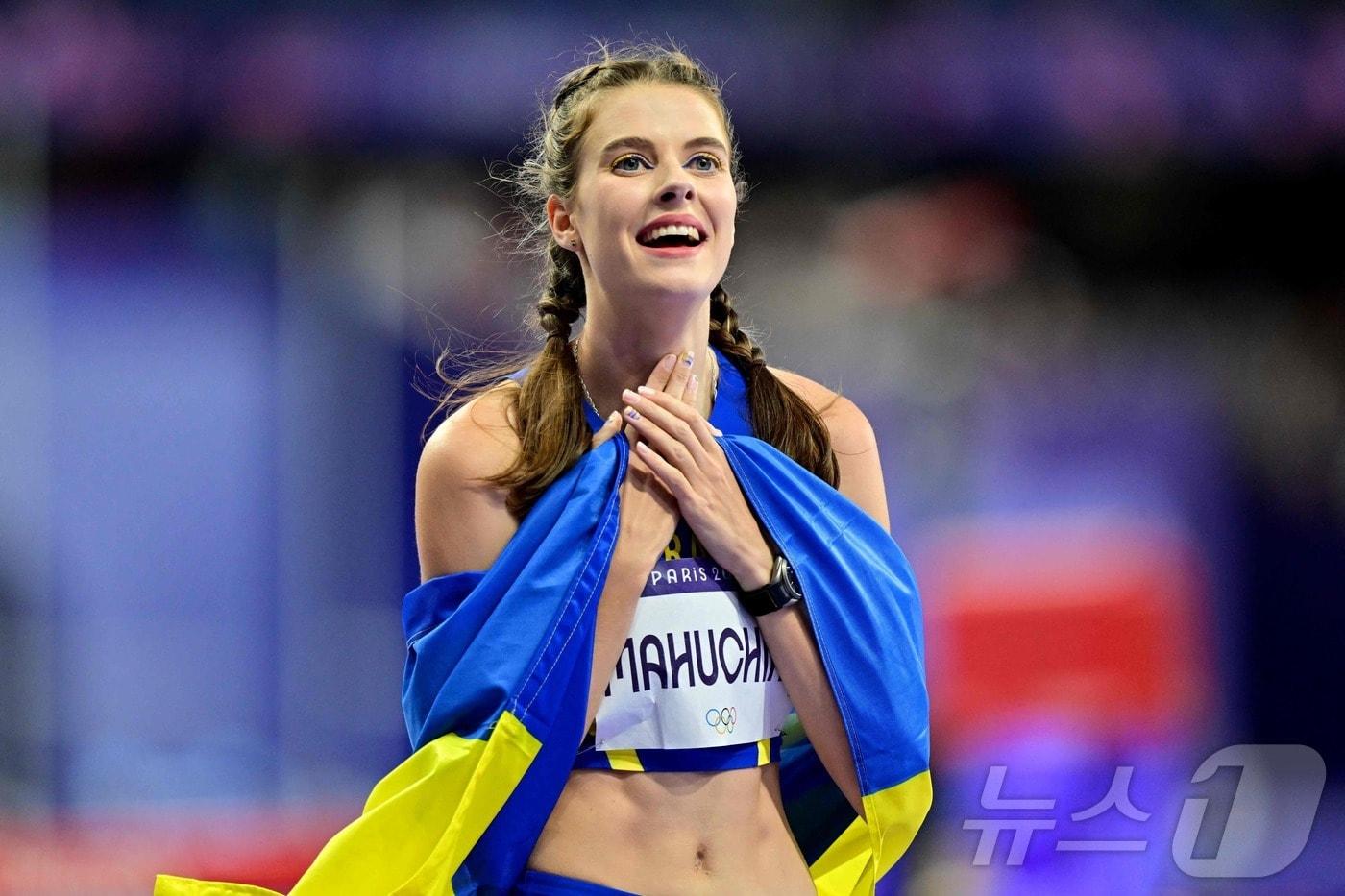 본문 이미지 - 우크라이나의 야로슬라바 마후치크가 4일 (현지시간) 파리 스타드 드 프랑스에서 열린 2024 파리 올림픽 여자 높이뛰기서 2ｍ00을 넘어 우크라이나에 사상 첫 여자 높이뛰기 올림픽 우승을 기뻐하고 있다. 2024.08.05 ⓒ AFP=뉴스1 ⓒ News1 우동명 기자