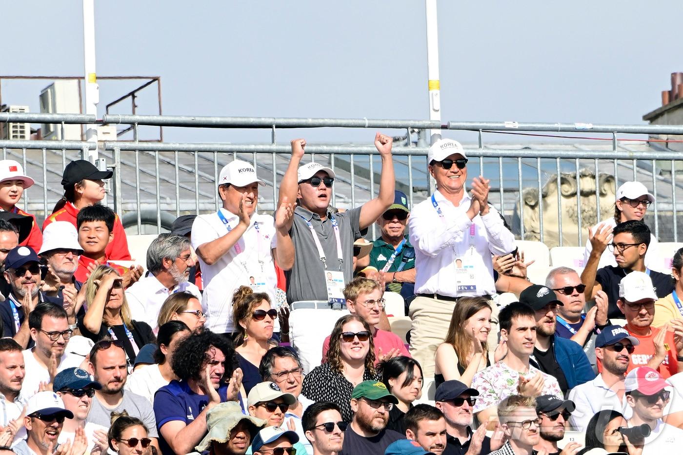 본문 이미지 -  2024 파리올림픽 양궁 남자 개인전에서 응원 중인 정의선 현대차그룹 회장 겸 대한양궁협회장.(대한양궁협회 제공)