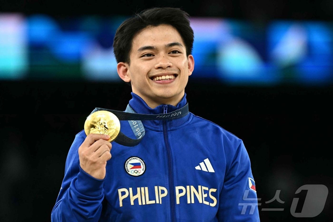 필리핀의 카를로스 율로가 2024년 8월4일 파리 올림픽 남자 체조 도마 종목에서 우승한 뒤 시상대에 올라 포즈를 취하고 있다. ⓒ AFP=뉴스1 ⓒ News1 김지현 기자