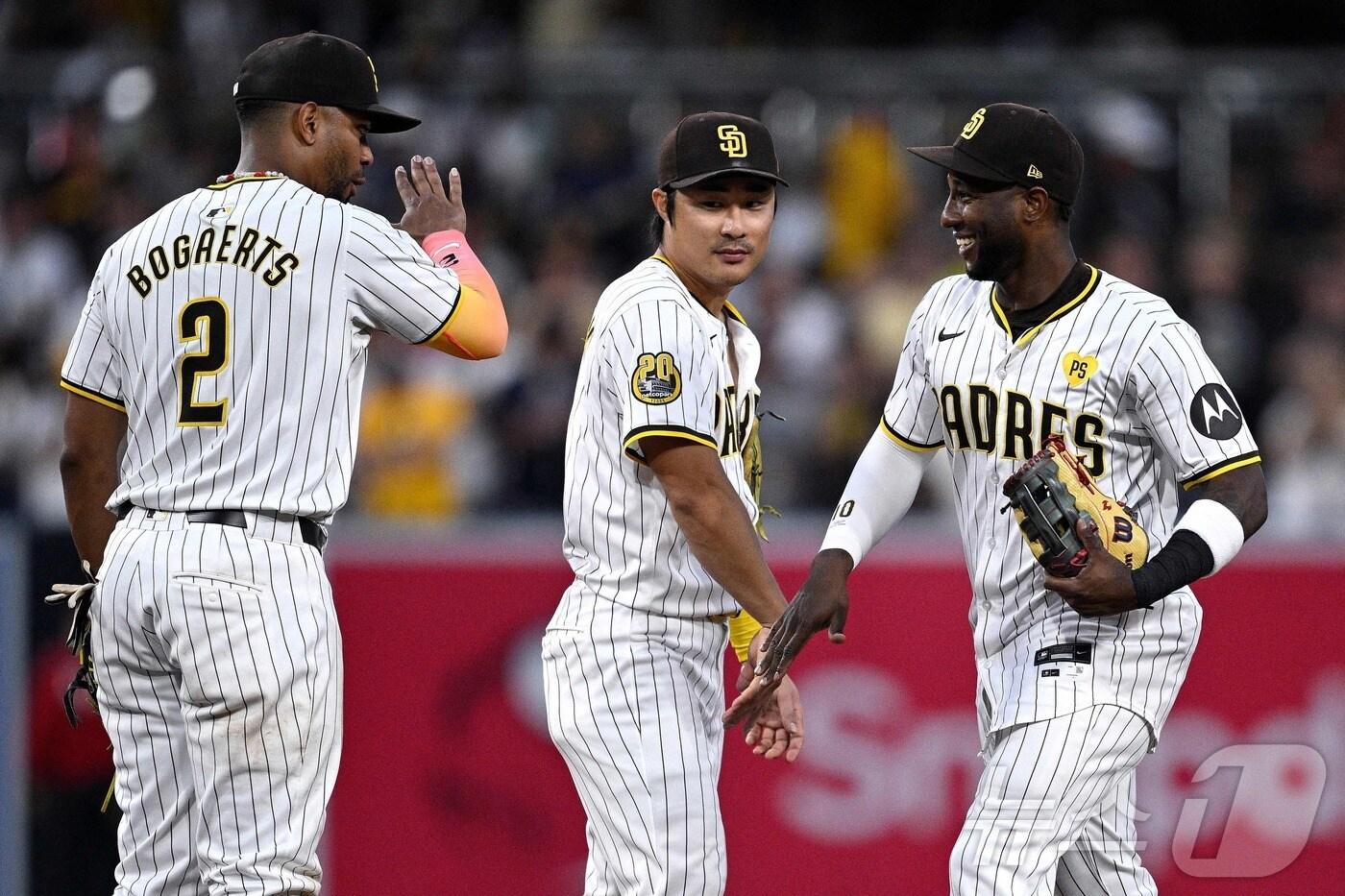 샌디에이고 김하성(가운데)이 동료들과 하이파이브를 하고 있다. ⓒ AFP=뉴스1