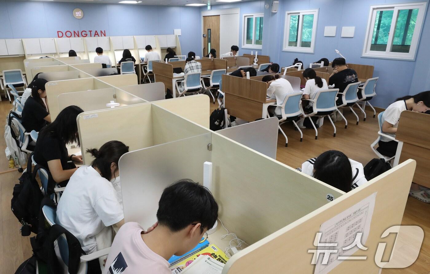 본문 이미지 - 고3 학생들이 학교에 나와 자율 학습을 하고 있다. /뉴스1 ⓒ News1 김영운 기자