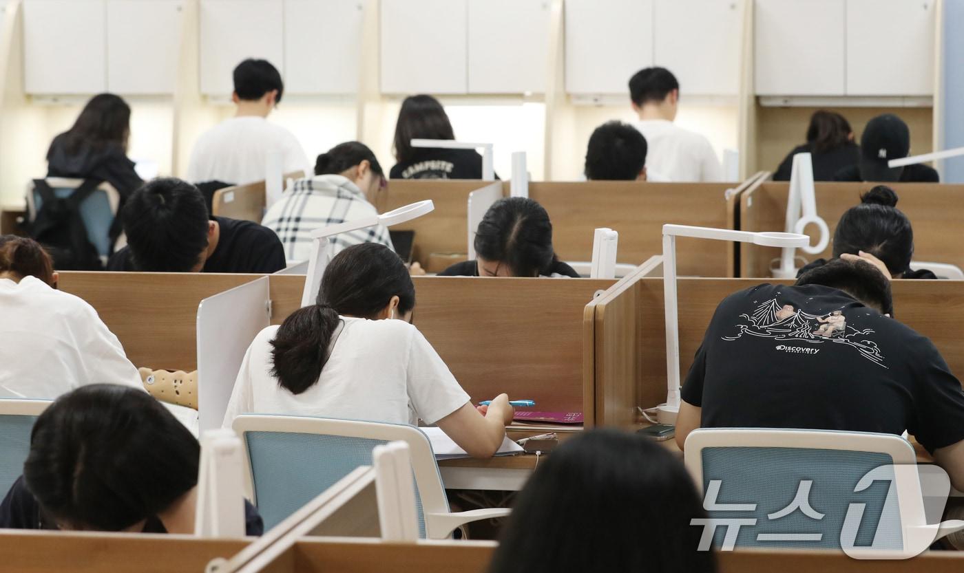 본문 이미지 - 2025학년도 대학수학능력시험을 100일을 하루 앞둔 8월 5일 경기 화성시 동탄고등학교 안에 마련된 스터디카페에서 고3 학생들이 자율 학습을 하고 있다. /뉴스1 ⓒ News1 김영운 기자